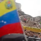 Voluntarios participan en labores de búsqueda y rescate de un niño atrapado bajo los escombros,
