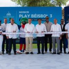 El ministro de Vivienda, Víctor -Ito- Bisonó, corta la cinta para dejar reinaugurado el estadio en el  Centro Olímpico. Figuran Kelvin Cruz, Luis Mejía, Nelson Cruz y Garibaldi B.