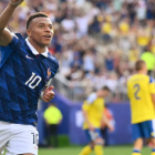 El capitán francés Kylian Mbappé celebra el tercer gol de Les Bleus contra Suecia en Nueva York, el 30 de junio de 2026. © AFP / ANGELA WEISS