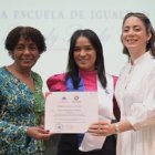 Gloria Reyes junto a parte de los graduados.