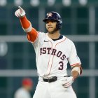 Jeremy Peña, de los Astros, sigue con su bate caliente y ayer pegó dos jonrones.