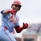 El dominicano Joshua Báez recorre las bases emocionado tras conectar un cuadrangular.