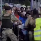 Captura de pantalla del video que muestra el caos en una de las entradas del estadio.