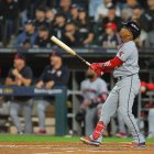 Jose Ramírez, de Cleveland, observa su batazo salir de jonrón productor dos vueltas.