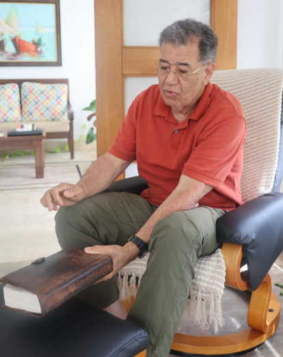 Elías Sosa, ex lanzador relevista de Grandes Ligas, sostiene una biblia