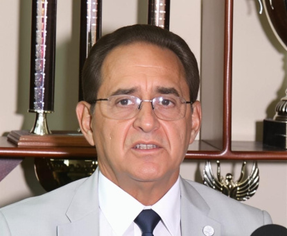 El doctor Rubén García, presidente de la Federación Dominicana de Boxeo, conversa con reporteros de HOY.