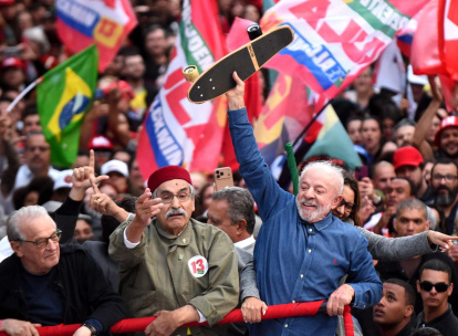 El presidente y candidato de Brasil, Luiz Inácio Lula da Silva, desfila en Porto Alegre.