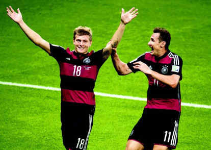 Los alemanes  Toni Kroos y  Miroslav Klose, celebran el triunfo frente a Brasil 7-1, para su pase a la final de la Copa Mundial de Fútbol