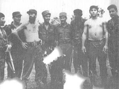 El comandante Delio Gómez Ochoa, Camilio Cienfuegos (sin camisa) y otros vinculados a la expedición del 14 de junio de 1959.
Archivo/Catorce 59