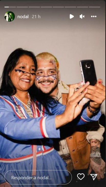 Mina vende artesanías. (Captura: @Nodal/Instagram),Mina vende artesanías. (Captura: @Nodal/Instagram)