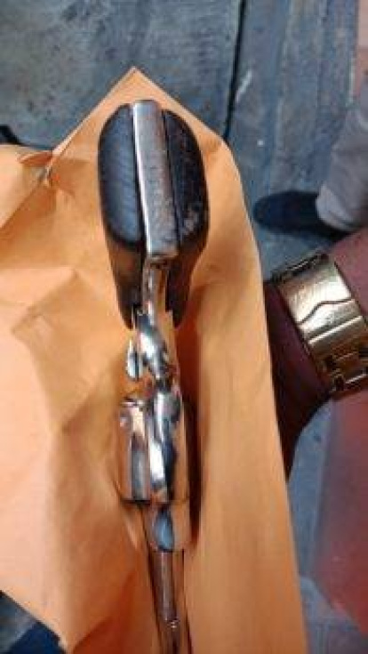 A Manolo, acusado de ultimar teniente coronel en Arroyo Hondo se le ocupó este arma.,A Manolo, acusado de ultimar teniente coronel en Arroyo Hondo se le ocupó este arma.