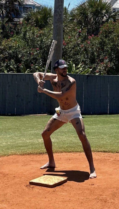 Bad Bunny enciende las redes sociales con fotos candentes,Bad Bunny enciende las redes sociales con fotos candentes