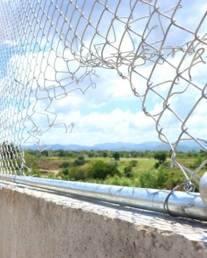 Dajabón.- El cierre del paso fronterizo por esta provincia por  parte del Gobierno dominicano en respuesta a la negativa de sectores haitianos que construyen un canal para desviar las aguas del río Masacre, no ha impedido el ingreso de manera irregular de los extranjeros a territorio dominicano.
Ayer, un grupo de haitianos rompió la malla ciclónica de la verja perimetral para  entrar de manera ilegal al país.  Hoy/Fuente Externa 13/09/23,Dajabón.- El cierre del paso fronterizo por esta provincia por  parte del Gobierno dominicano en respuesta a la negativa de sectores haitianos que construyen un canal para desviar las aguas del río Masacre, no ha impedido el ingreso de manera irregular de los extranjeros a territorio dominicano.
Ayer, un grupo de haitianos rompió la malla ciclónica de la verja perimetral para  entrar de manera ilegal al país.  Hoy/Fuente Externa 13/09/23