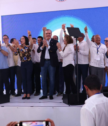 En Local del PRM El Presidente Luis Abinader Corona , Fue Proclamado ganador por lo resultado que en ese momento lo dan ganador con porcentaje Amplio , Fotos /Jose francisco .1-10-2023,En Local del PRM El Presidente Luis Abinader Corona , Fue Proclamado ganador por lo resultado que en ese momento lo dan ganador con porcentaje Amplio , Fotos /Jose francisco .1-10-2023