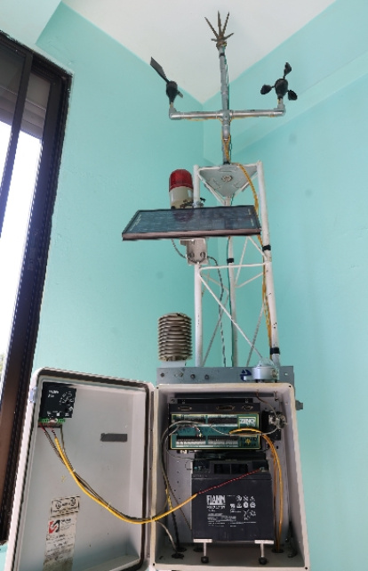 Instrumentos que se utilizan para medir y registrar variables meteorológicas, como la temperatura, la lluvia, la presión atmosférica, la humedad relativa,Anemómetro,
Pluviómetro, Termómetro, Heliógrafo  Barómetro ,Higrómetro,  Higrotransmisor, Sensor de visibilidad y Ceilómetro. Foto: Elieser Tapia,Instrumentos que se utilizan para medir y registrar variables meteorológicas, como la temperatura, la lluvia, la presión atmosférica, la humedad relativa,Anemómetro,
Pluviómetro, Termómetro, Heliógrafo  Barómetro ,Higrómetro,  Higrotransmisor, Sensor de visibilidad y Ceilómetro. Foto: Elieser Tapia