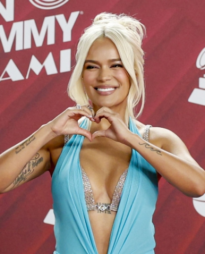 USA8974. MIAMI (ESTADOS UNIDOS), 14/11/2024.- La cantante colombiana Karol G, posa en la alfombra roja de la 25 entrega anual de los Premios Latin Grammy, este jueves, en el Kaseya Center de Miami, Florida (Estados Unidos). EFE/ Eva Marie Uzcátegui,USA8974. MIAMI (ESTADOS UNIDOS), 14/11/2024.- La cantante colombiana Karol G, posa en la alfombra roja de la 25 entrega anual de los Premios Latin Grammy, este jueves, en el Kaseya Center de Miami, Florida (Estados Unidos). EFE/ Eva Marie Uzcátegui