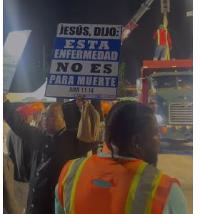 Pancartas religiosas en medio de tragedia del Jet Set/ Foto Millizen Uribe,Pancartas religiosas en medio de tragedia del Jet Set/ Foto Millizen Uribe