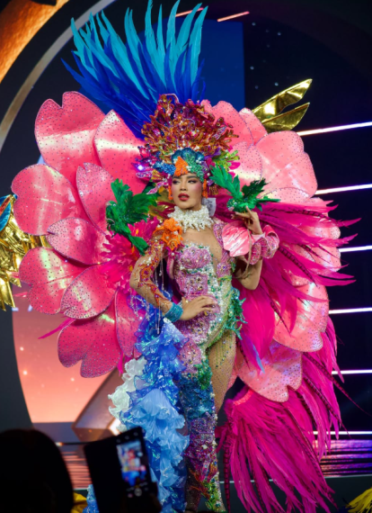 Jennifer Ventura deslumbra con traje típico.