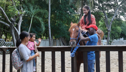 Yessenia Cruz, Keren  Reyes y Norelis Alemán en el área de montar a caballo.