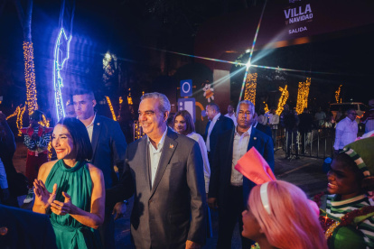 Luis Abinader, Raquel Arbaje y Carolina Mejía inauguraron Villa Navidad