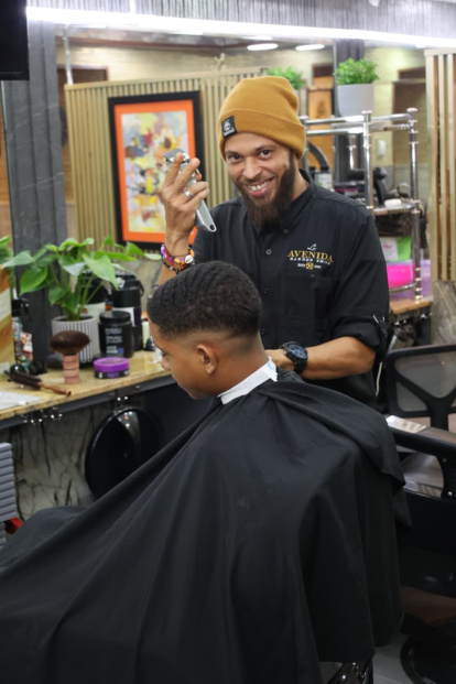 Peluquero sonríe a nuestra cámara