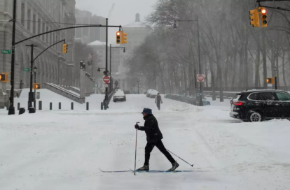 Una persona con esquís se desplaza por las calles nevadas de Brooklyn, en Nueva York, el 25 de enero de 2026. © Amr Alfiky / Reuters