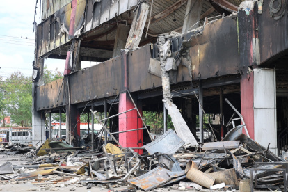 Restos de mercancía y escombros de una de las tiendas que más vendía