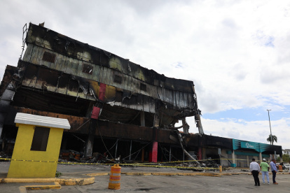 El fugo le borró el logo a la tienda Payless, a su lado se encuentra el Banco Ademi marcado por el humo