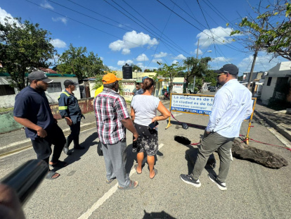 Socavón obliga al cierre de un tramo de la avenida Universitaria en Cotuí