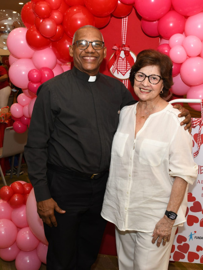 Padre Melvin Arias y Vicky Acra