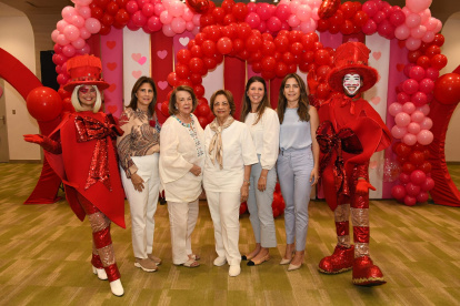 María Isabel Hernández, Carmencita de Bisonó, Angélica Benítez de Ginebra, Sara Bermúdez y Graciela Barceló participaron en la actividad de la Fundación Dr. Juan Manuel Taveras Rodríguez.
