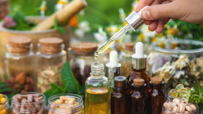 La homeopatía enfrenta cuestionamientos científicos por su eficacia, mientras defensores sostienen su valor dentro de enfoques integrales de salud. (Freepik)