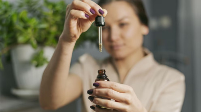 Adoptada en diversos países, la homeopatía moviliza campañas y debates sobre su rol en la salud, siendo una de las terapias alternativas más utilizadas. (Freepik)