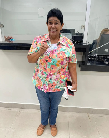 Ciudadana recibe su nueva cédula