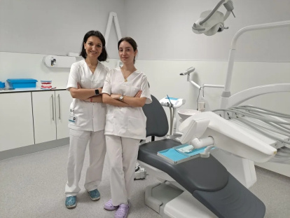 Eva Tavira, higienista dental, y Raquel Menacho, odontóloga, de la Unidad Dental del Centro Médico Quirónsalud Toledo. Foto cedida