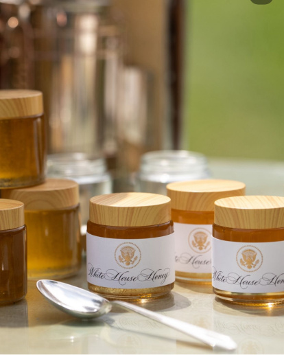 Melania Trump instala una nueva colmena en el jardín de la Casa Blanca para producir miel