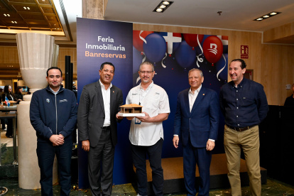 Rafael Madera, en representación de Inmobiliaria Reservas, recibe el reconocimiento de Banreservas por obtener el segundo lugar en el renglón Inmobiliaria