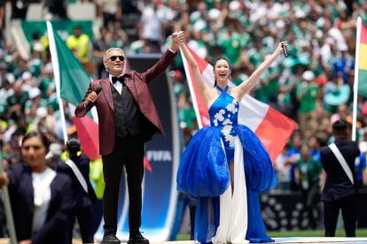 Andrea Bocelli y la cantante surcoreana EJAE actuaron durante la ceremonia de apertura.