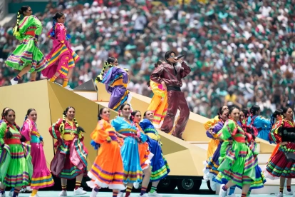 El cantante colombiano J Balvin actúa antes del inicio de la Copa del Mundo.