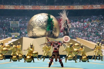 Artistas en el terreno de juego durante la ceremonia de apertura.