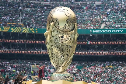 Fher Olvera, vocalista de la banda mexicana de pop rock Maná, actúa antes del inicio del partido de fútbol del Grupo A de la Copa Mundial.