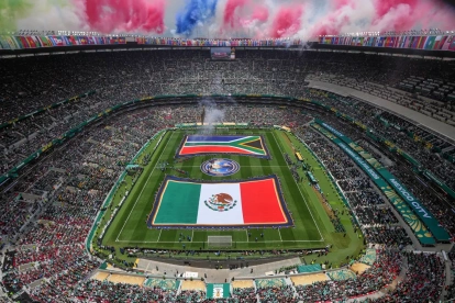 Vista general del estadio de la Ciudad de México antes del partido de fútbol del Grupo A de la Copa Mundial entre México y Sudáfrica