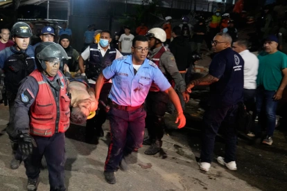 Personal de rescate traslada a un hombre herido tras un terremoto en Caracas.