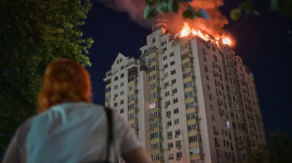 Una mujer observa un bloque de pisos en llamas tras un ataque con misiles rusos en Kiev, Ucrania, el jueves 2 de julio de 2026. (Foto AP/Danylo Antoniuk) AP Photo/Danylo Antoniuk - Danylo Antoniuk