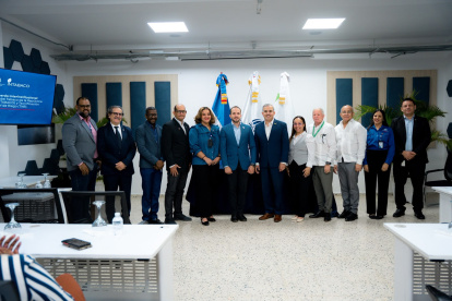 Autoridades de la TNR e Intabaco posan junto a los directores Claudio Caamaño e Iván Hernández