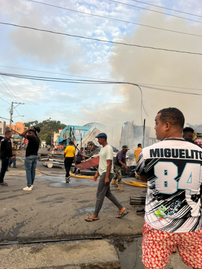 El incendio afectó 10 negocios.