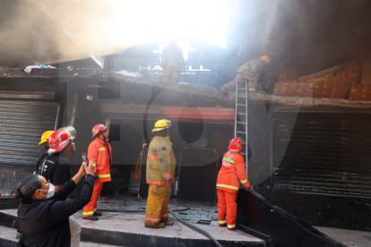 Incendio consume tienda de muebles en Villa Consuelo