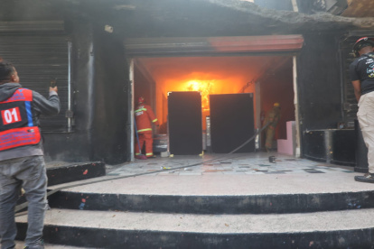 Incendio consume tienda de muebles en Villa Consuelo