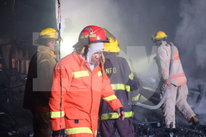 Incendio consume tienda de muebles en Villa Consuelo