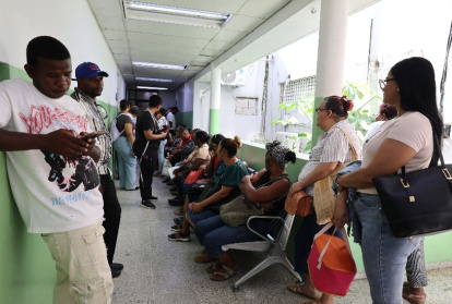 El área de consulta repleta de pacientes.